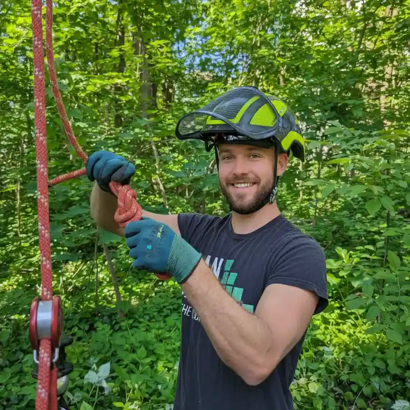Daniel Brandt, Maschinen-Experte im Planbaum-Team, bei der Bedienung einer Maschine für Baumpflege in München.