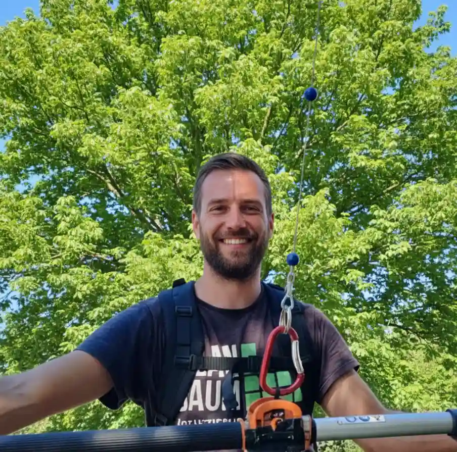 Georg Stein vom Planbaum Team, Experte für Formschnitt, bei der professionellen Baumpflege in München.