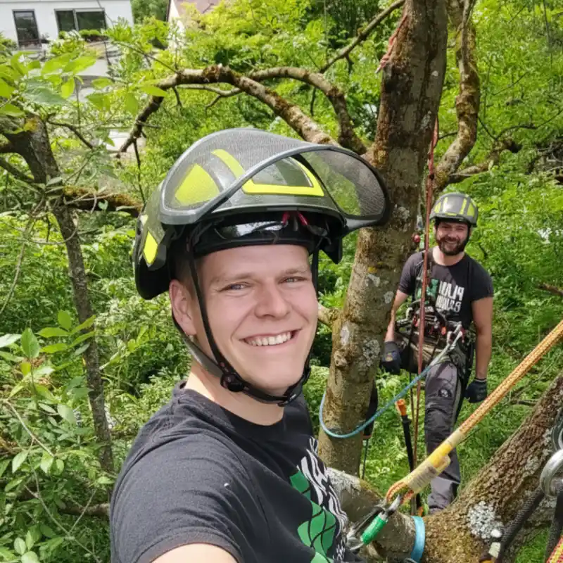 Portrait von Patrick Schmidt, Baumpfleger und zertifizierter Baumkontrolleur im Team von Planbaum München.